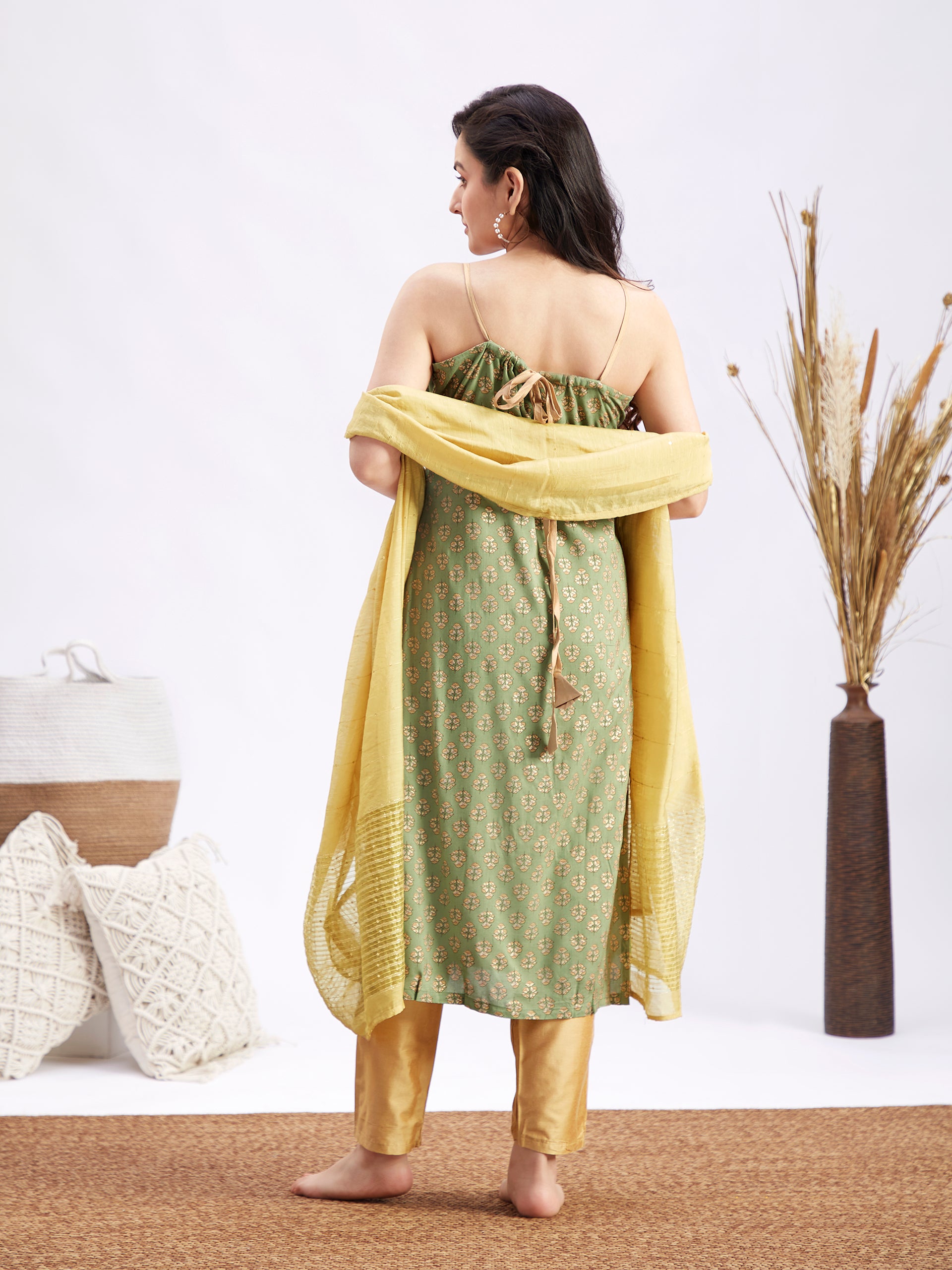 Women's Green Foil Printed Rayon Kurta Set With Dupatta