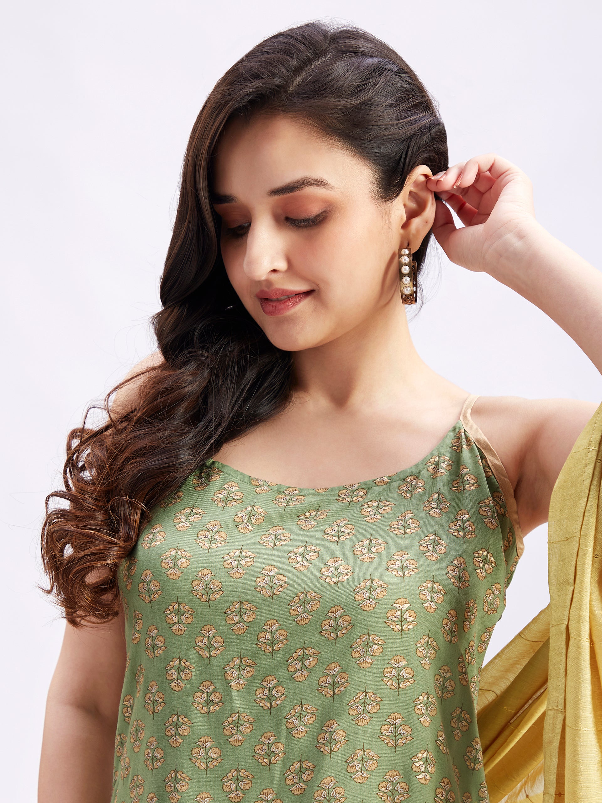 Women's Green Foil Printed Rayon Kurta Set With Dupatta