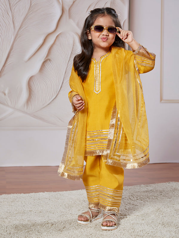 Girl's' Yellow Kurta Set With Dupatta