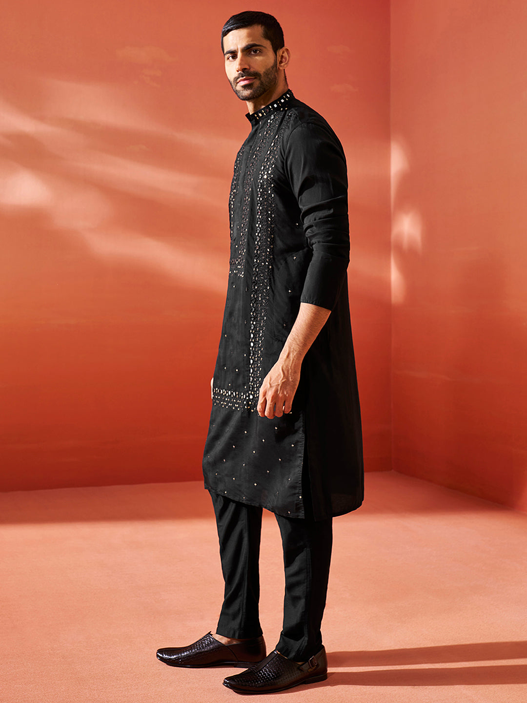 Men's Black Silk Blend Kurta And Pyjama Set.