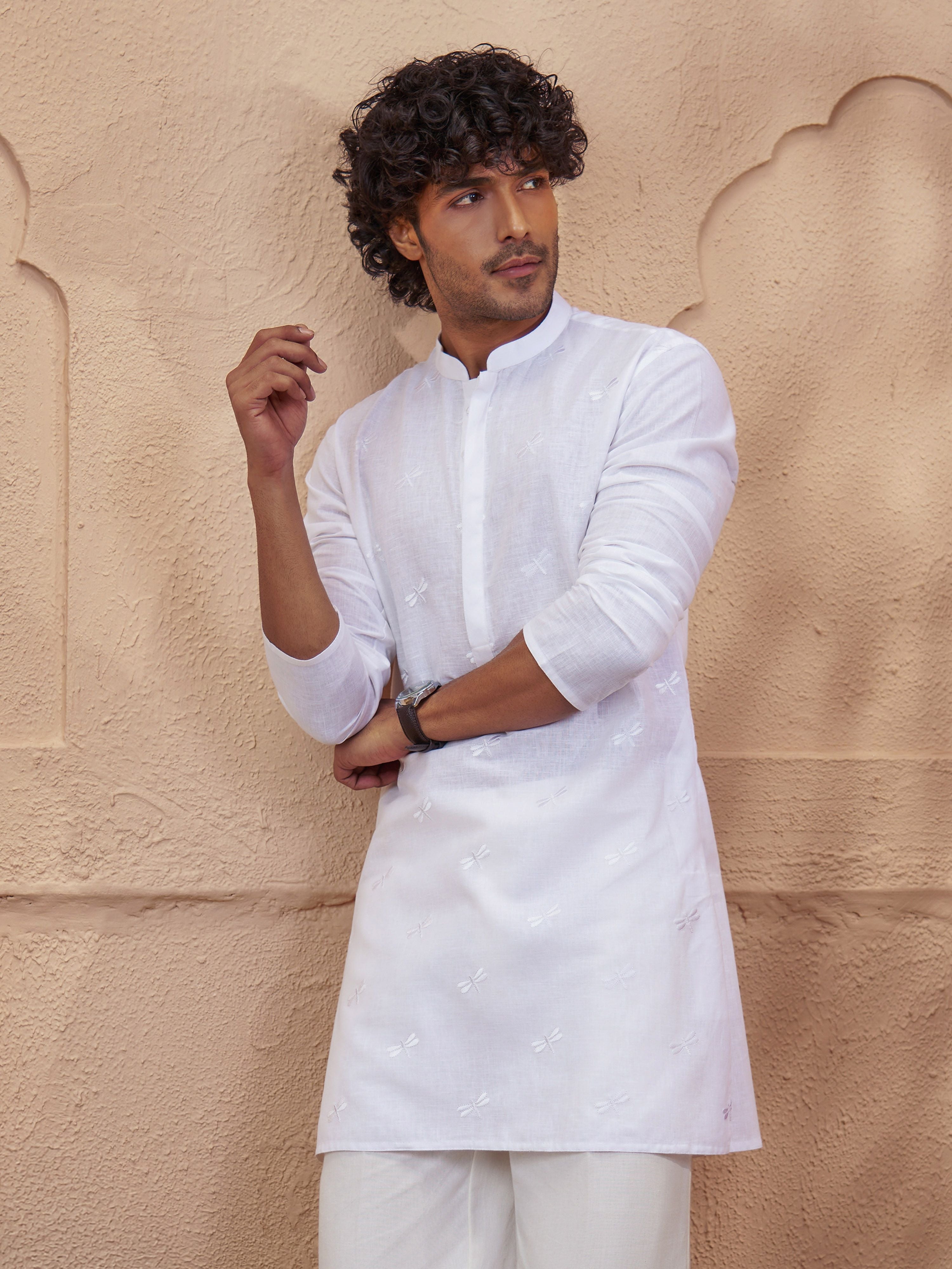 Men White Thread Work Embroidered Mandarin Collar Kurta