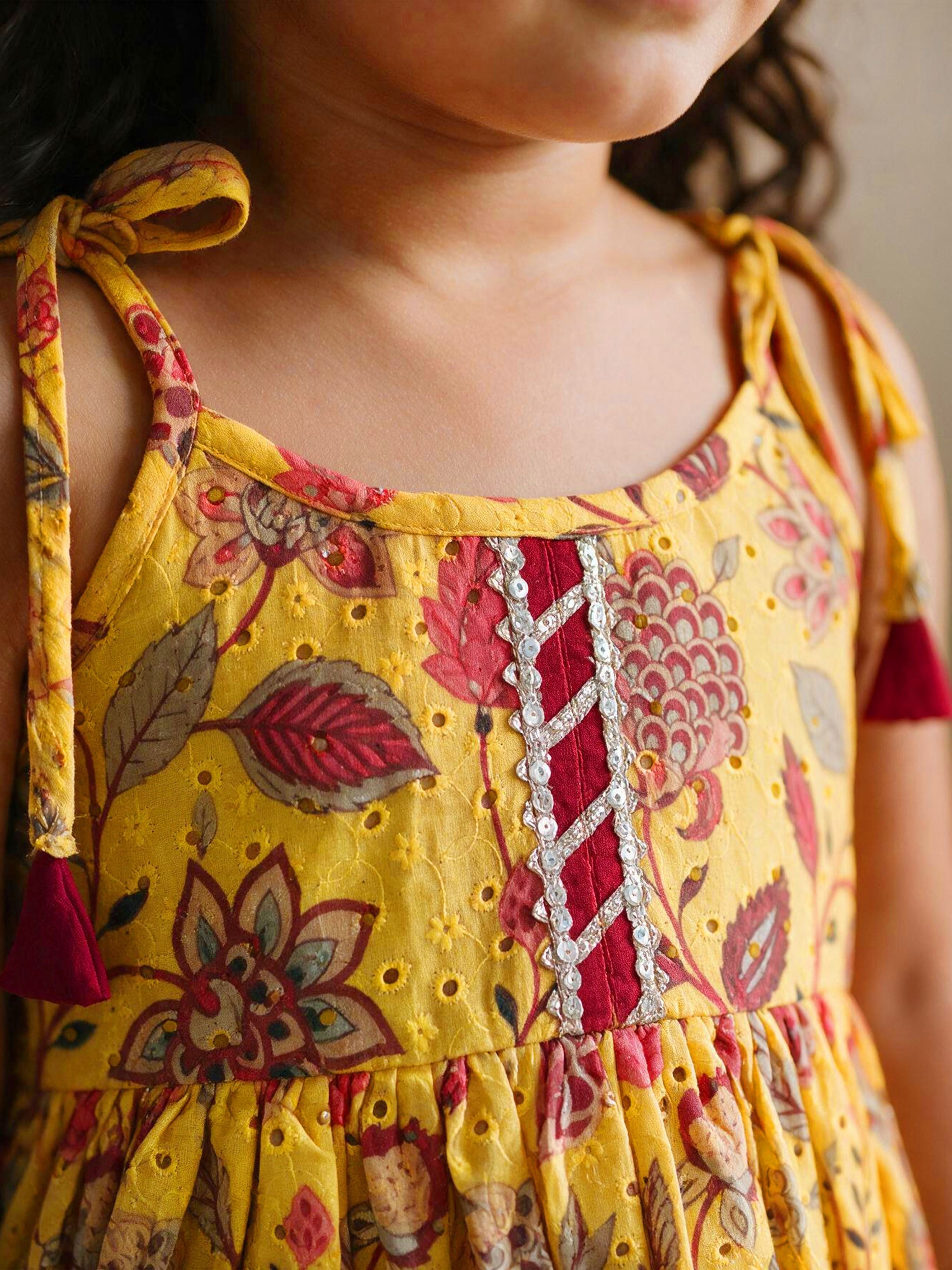 Girls Yellow Cotton-Blend Floral Print Thigh Length Kurta and Pyjama Set