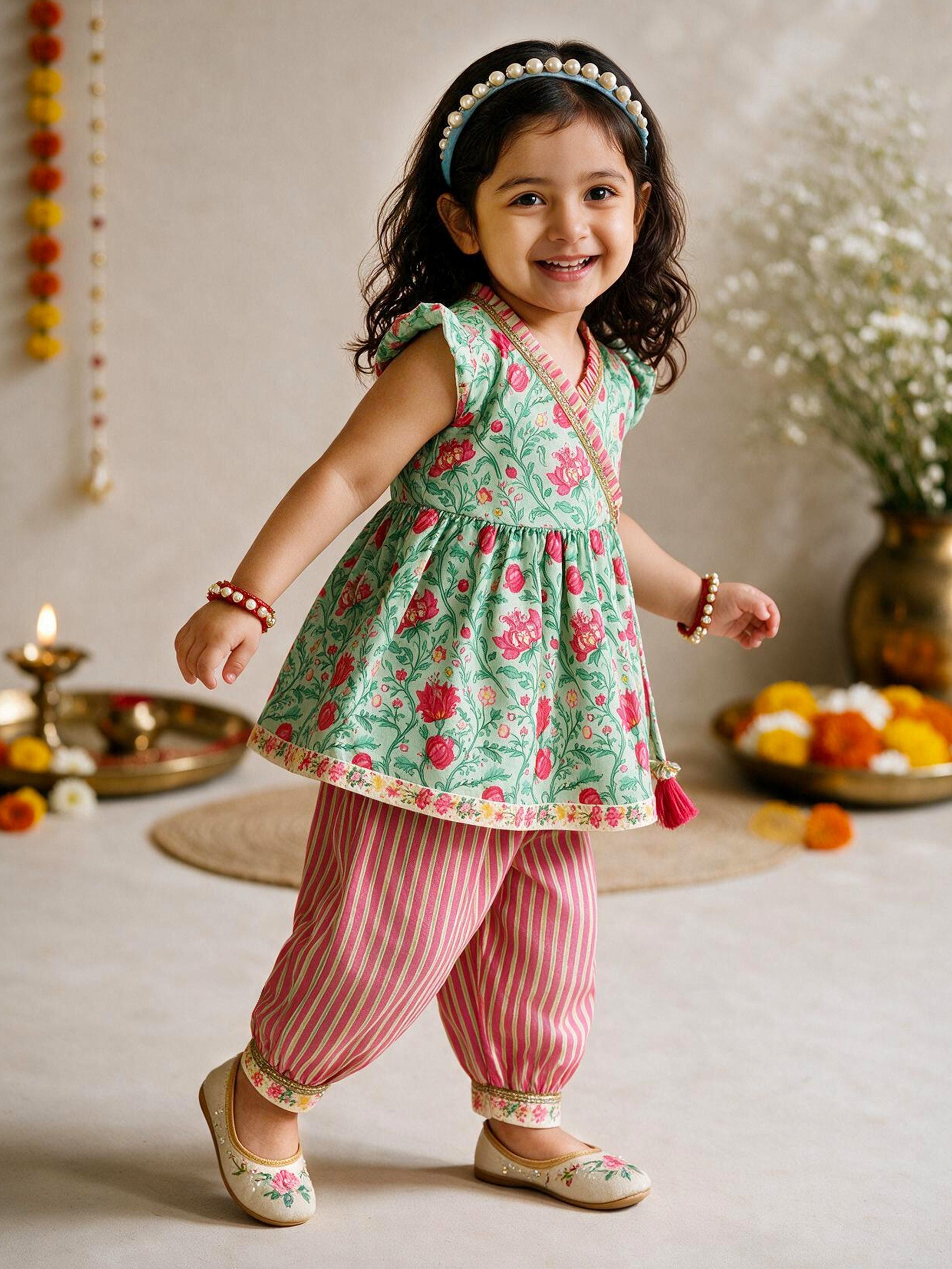Girls's Mint Cotton-Blend Floral Print Thigh Length Kurta And Pyjama Set