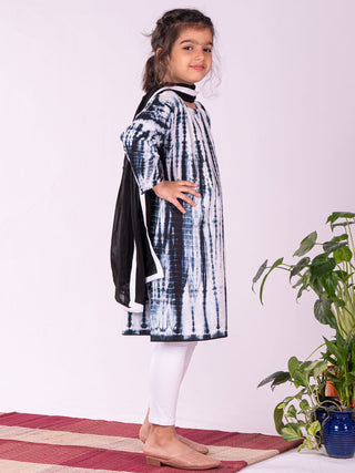 VASTRAMAY Girls Black & White Pure Cotton Tie-Dye Kurta Leggings & Dupatta Set