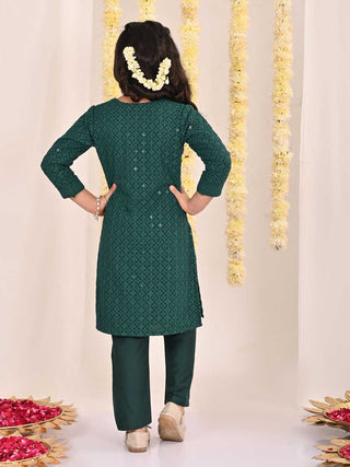 VASTRAMAY Girls' Green Embellished Kurta Pyjama Set