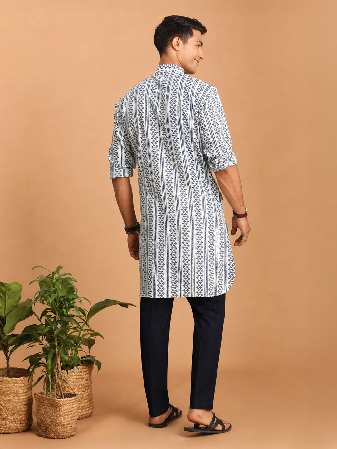 Men Blue Kantha &amp; Ethnic Motif Screen Print Cotton Kurta with Navy Blue Solid Cotton Pant Set