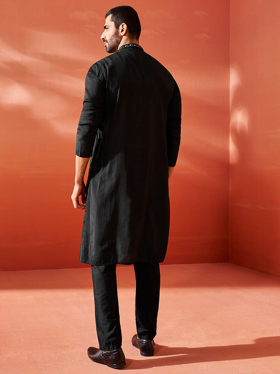 Men's Black Silk Blend Kurta And Pyjama Set.