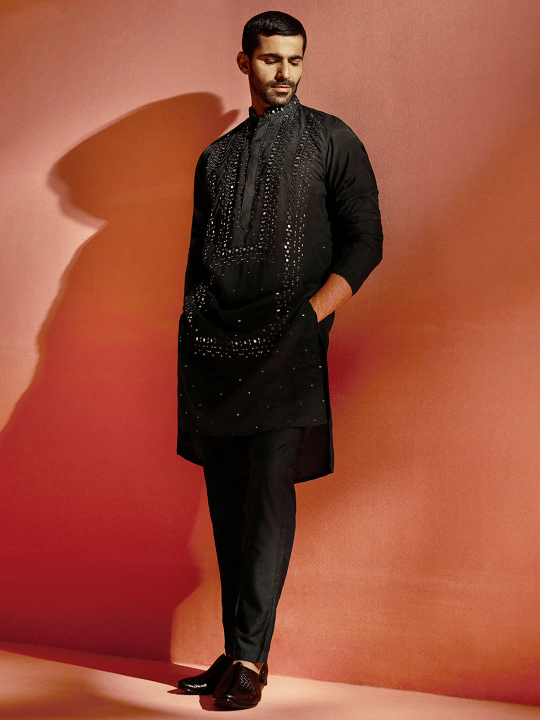 Men's Black Silk Blend Kurta And Pyjama Set.