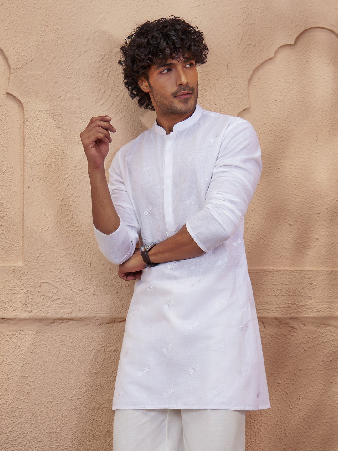 Men White Thread Work Embroidered Mandarin Collar Kurta