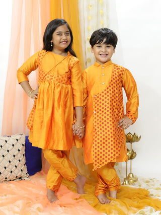 VASTRAMAY Orange Silk Blend Ethnic Print Kurta Pyjama Sibling Set