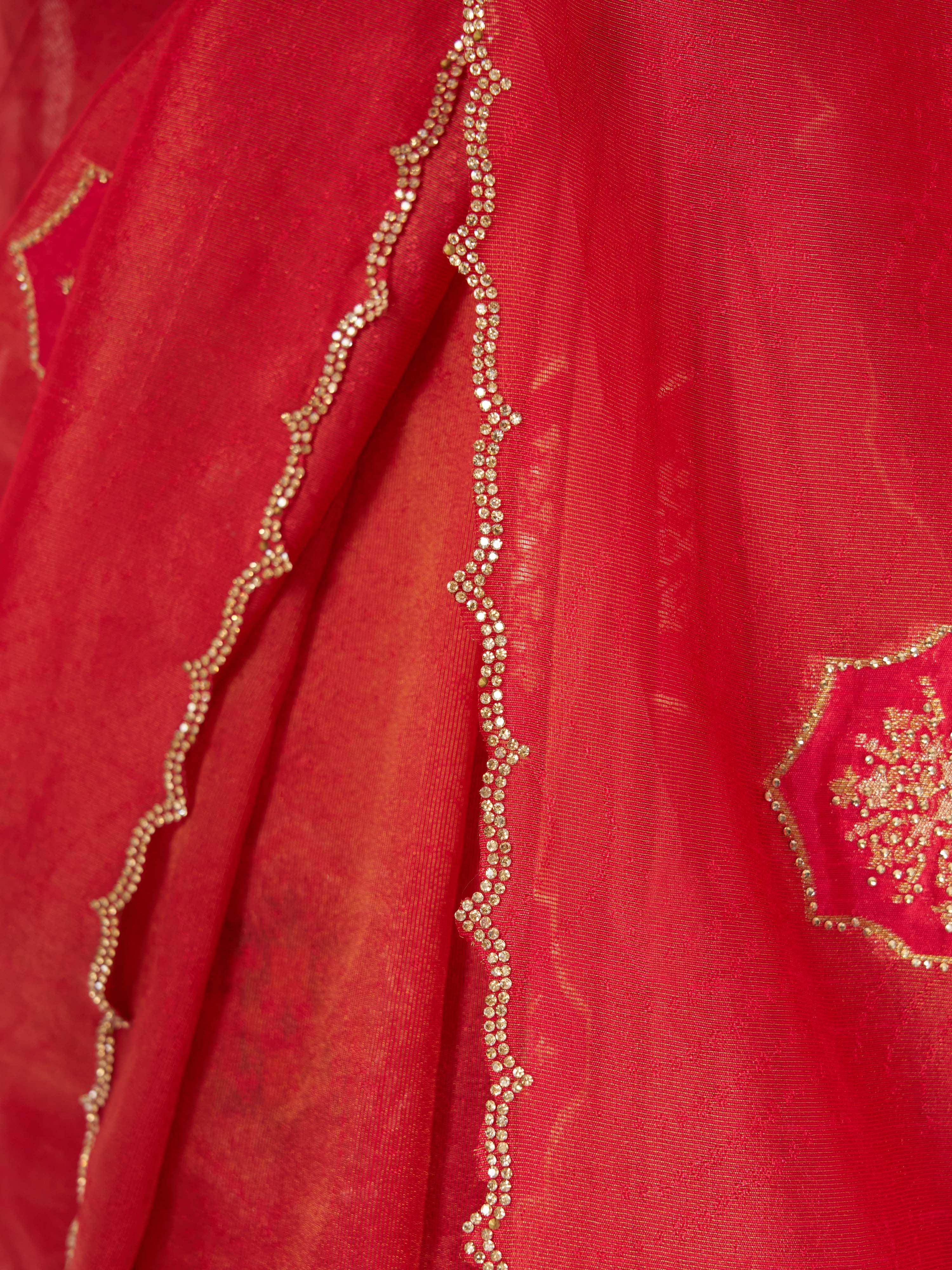 Women's Red Jacquard Ethnic Motifs Saree With Unstitched Blouse Piece