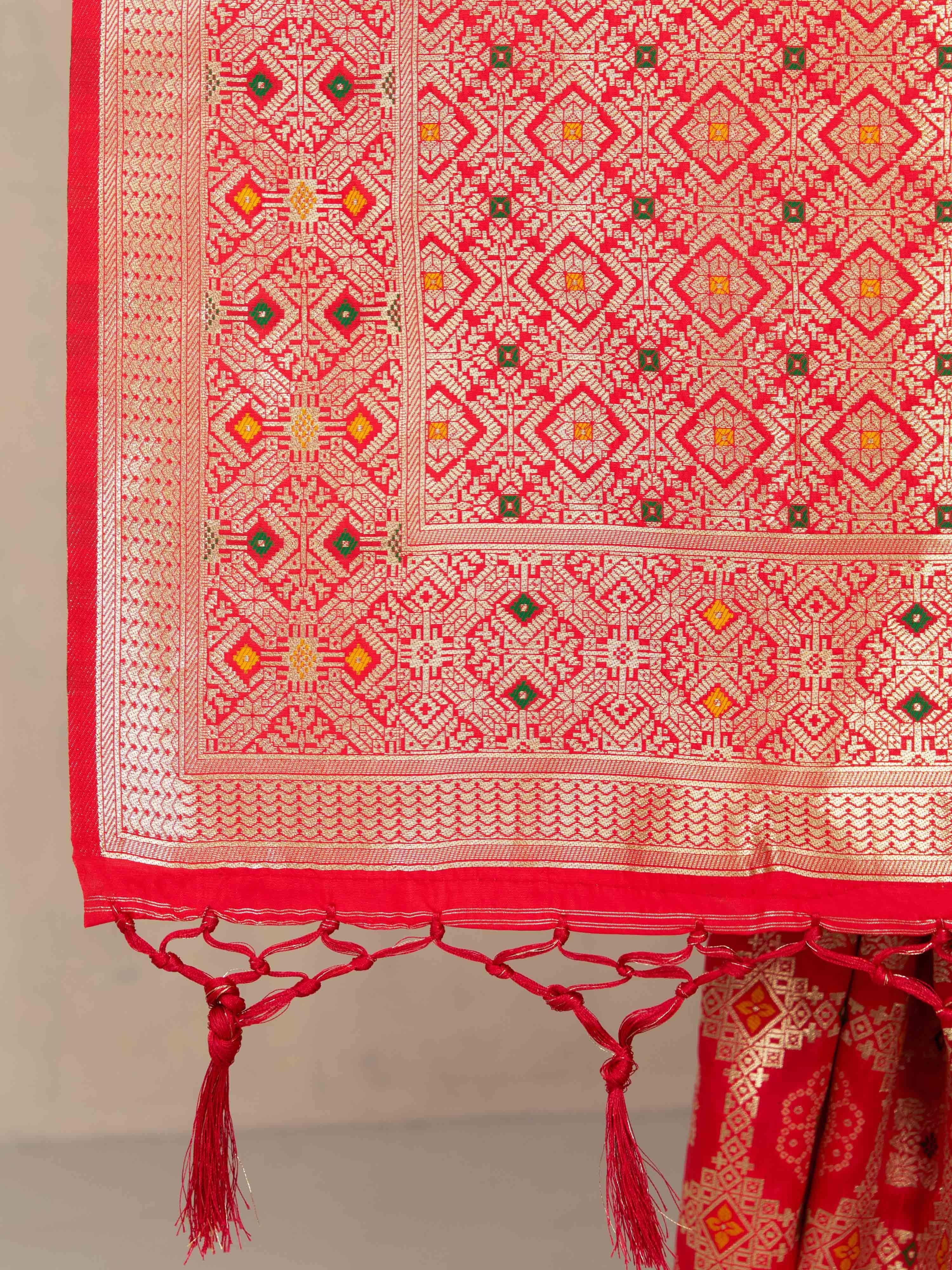 Women's Red Cotton-Silk Geometric Print Saree With Unstitched Blouse Piece