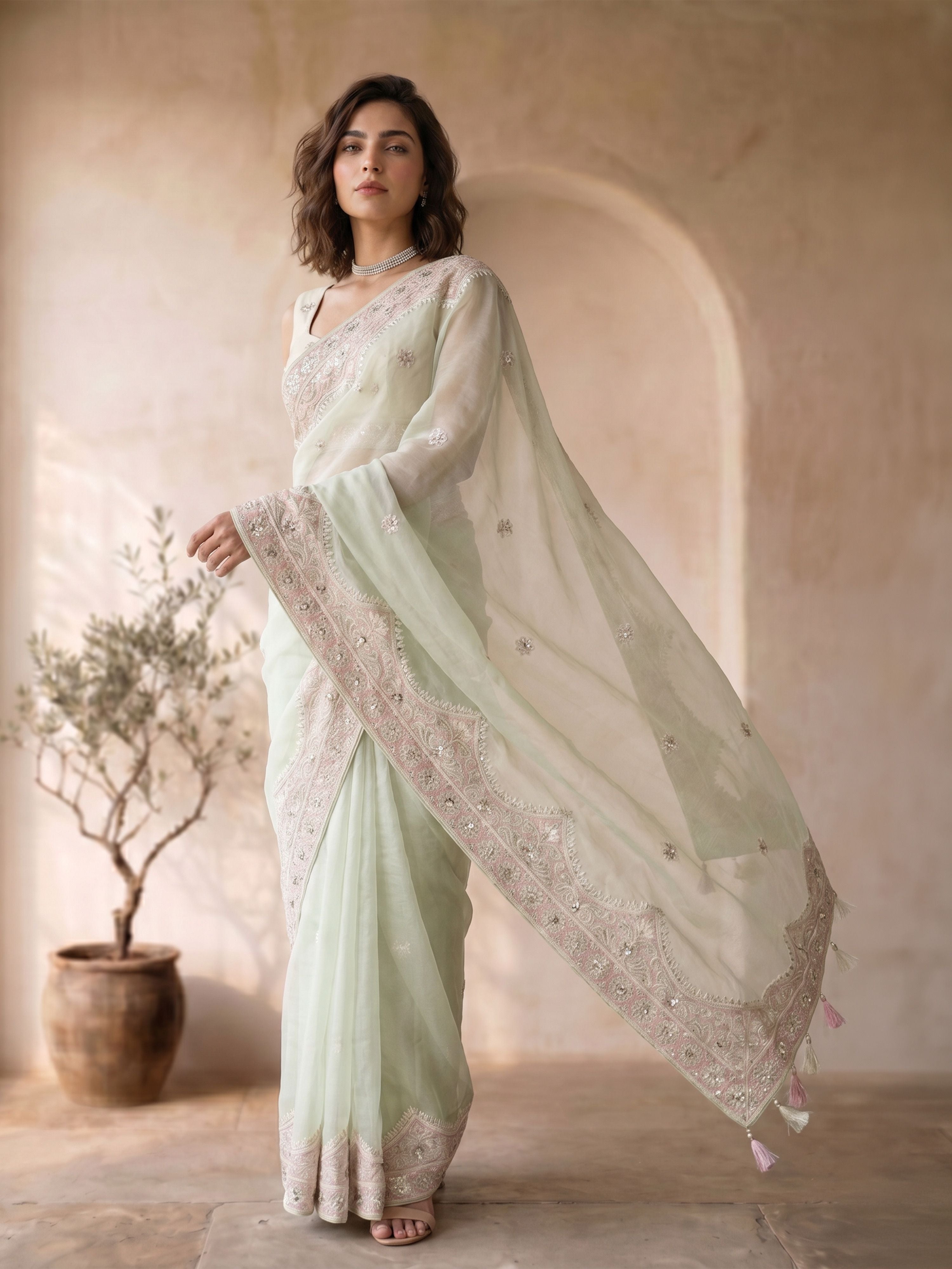 Women's Green Georgette Ethnic Motifs Saree With Unstitched Blouse Piece