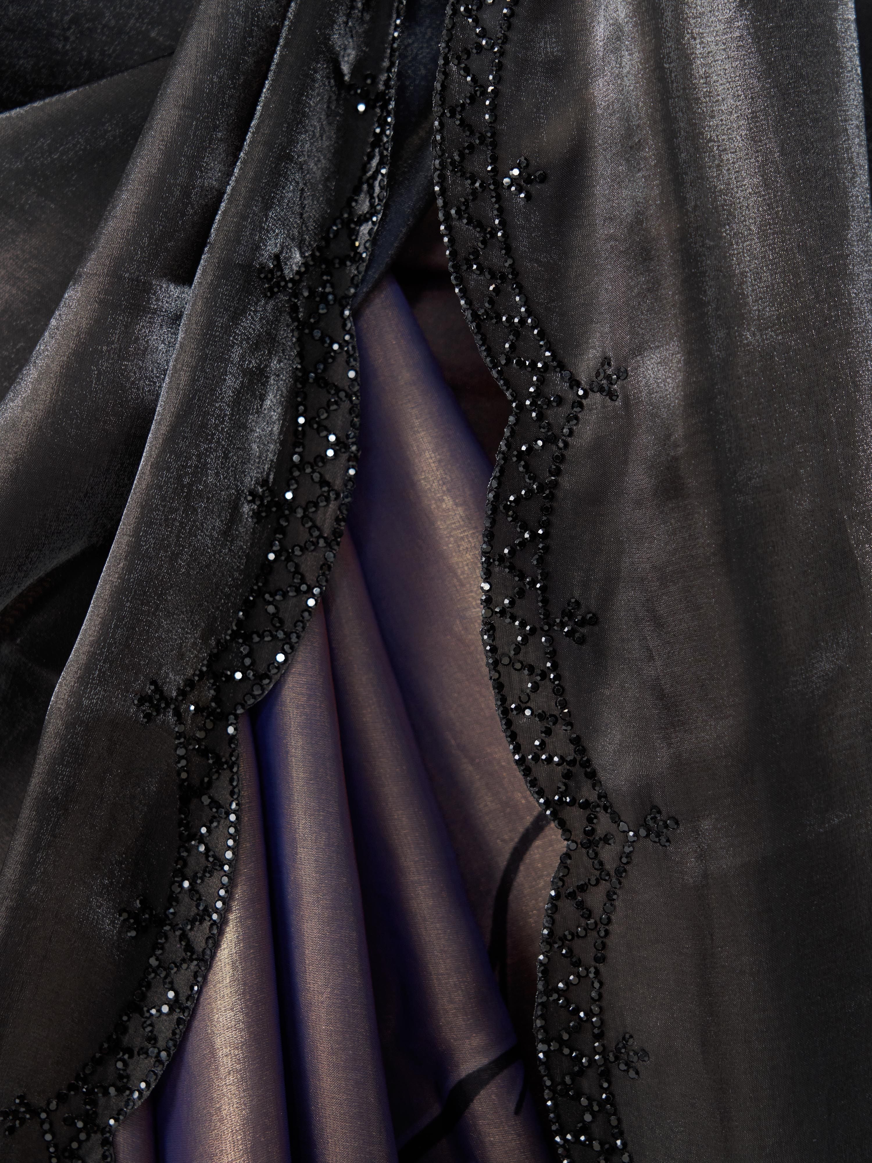 Women's Black Silk-Blend Floral Print Saree With Unstitched Blouse Piece