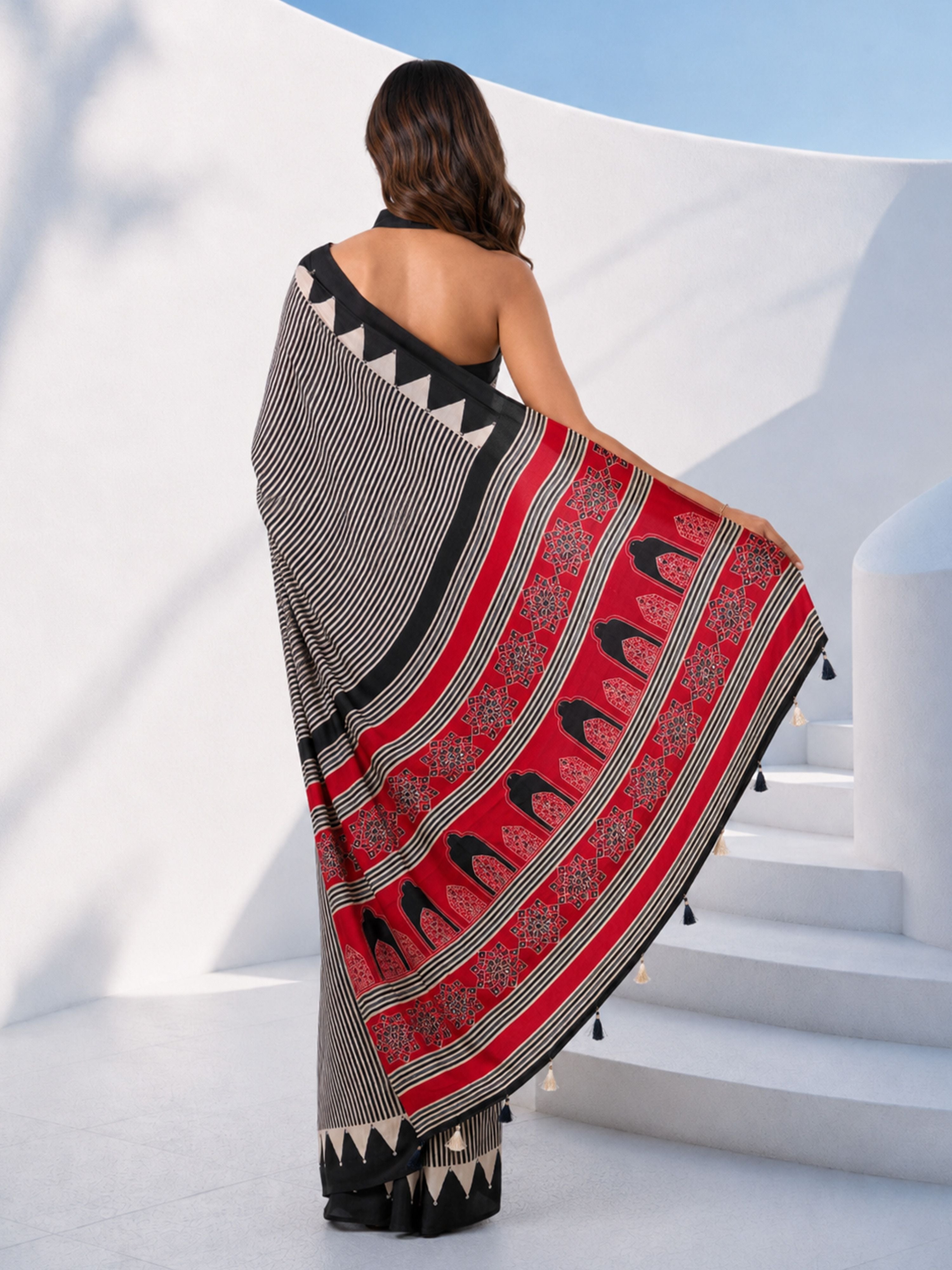 Women's Black Silk-Blend Ethnic Motifs Saree With Unstitched Blouse Piece