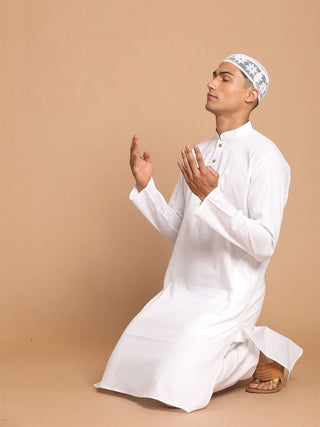 VASTRAMAY Men White Kurta Pyjama Set With Prayer Cap
