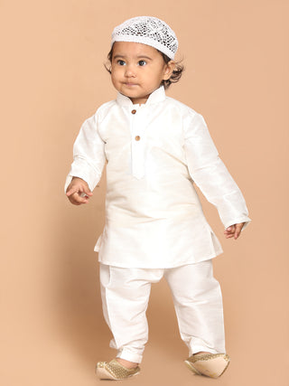 VASTRAMAY Boy's White Kurta And  Pyjama Set With Prayer Cap