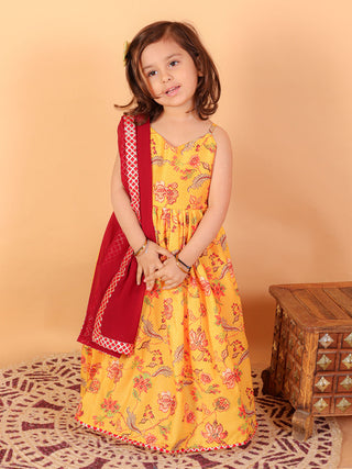 VASTRAMAY SISHU Girl's Yellow Floral Print Anarkali Kurta With Dupatta