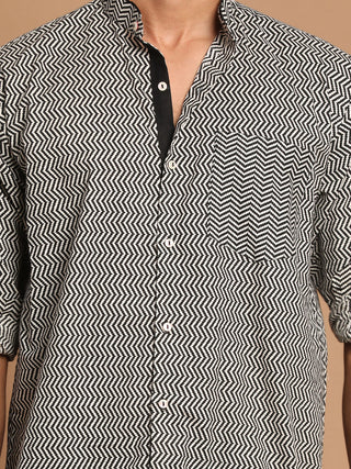 VASTRAMAY Men's Black zig-zag Printed Shirt